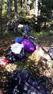 Ryggsäckar på rad i skogen