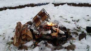 Rostat bröd över lägereld
